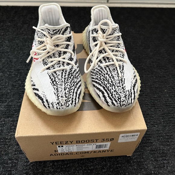 Yeezy Boost 350 in Zebra - Picture 2 of 5